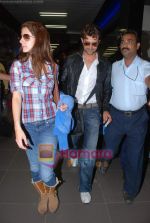 Hrithik Roshan, Suzanne Roshan arrives in Mumbai Airport on 19th May 2010 (9).JPG